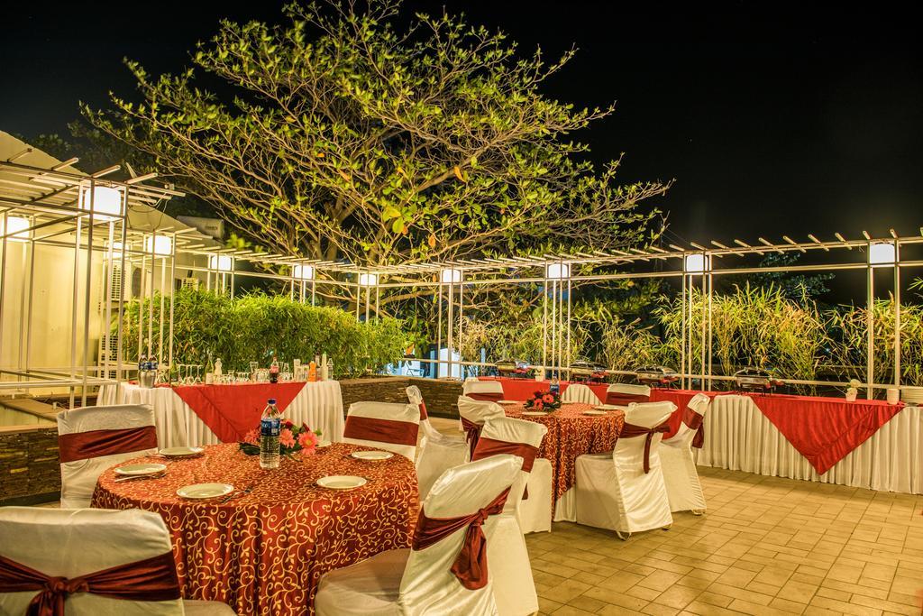The Red Maple Mashal Indore Exterior photo