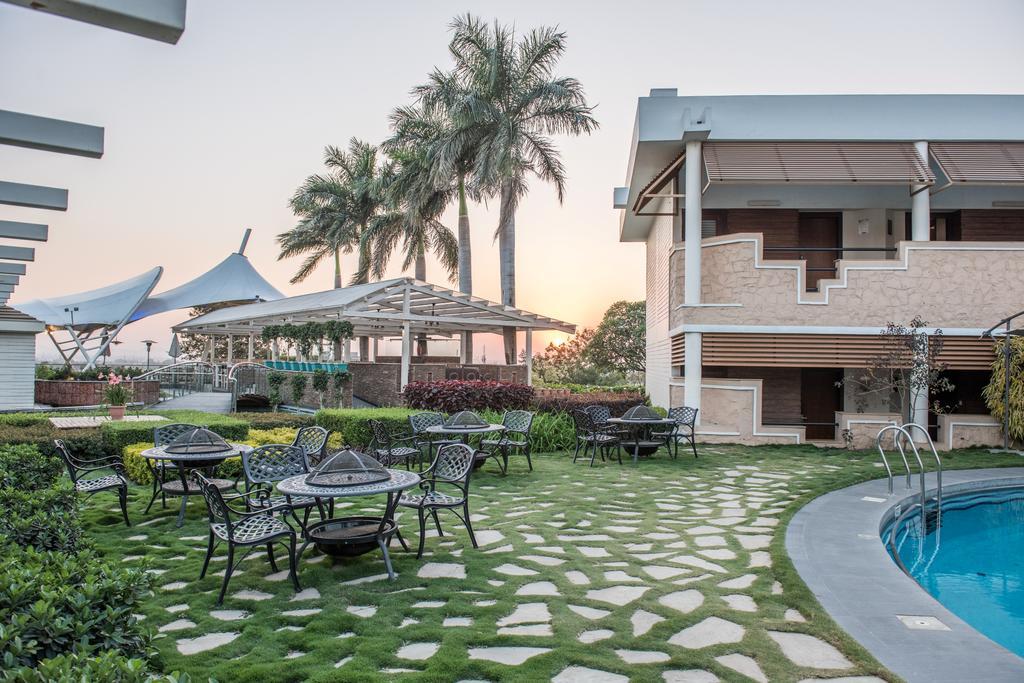 The Red Maple Mashal Indore Exterior photo