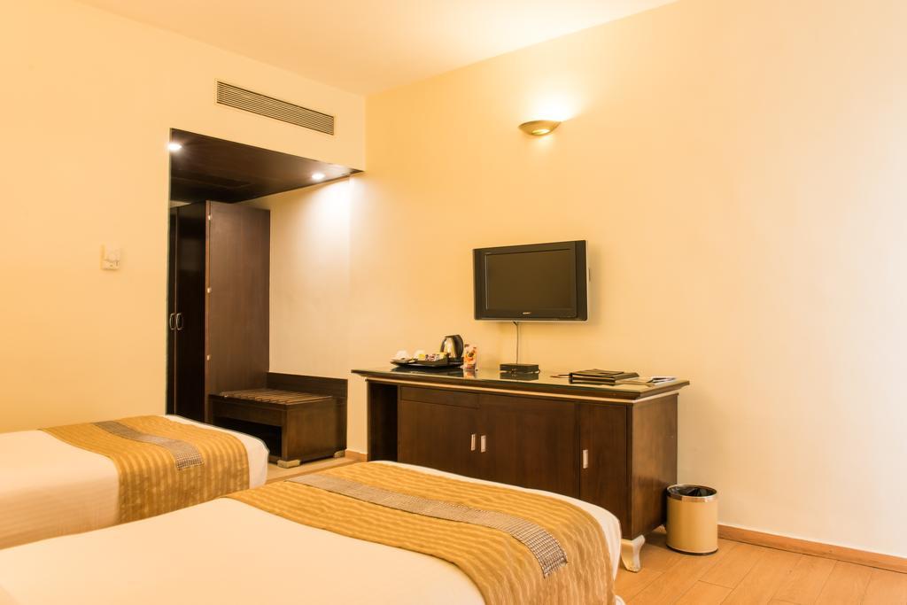 The Red Maple Mashal Indore Exterior photo