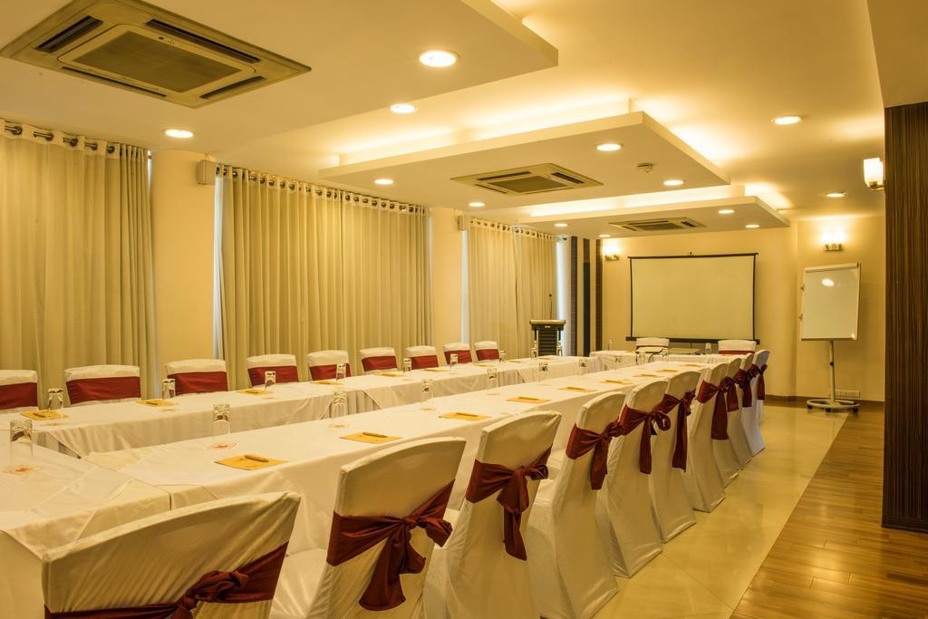 The Red Maple Mashal Indore Exterior photo