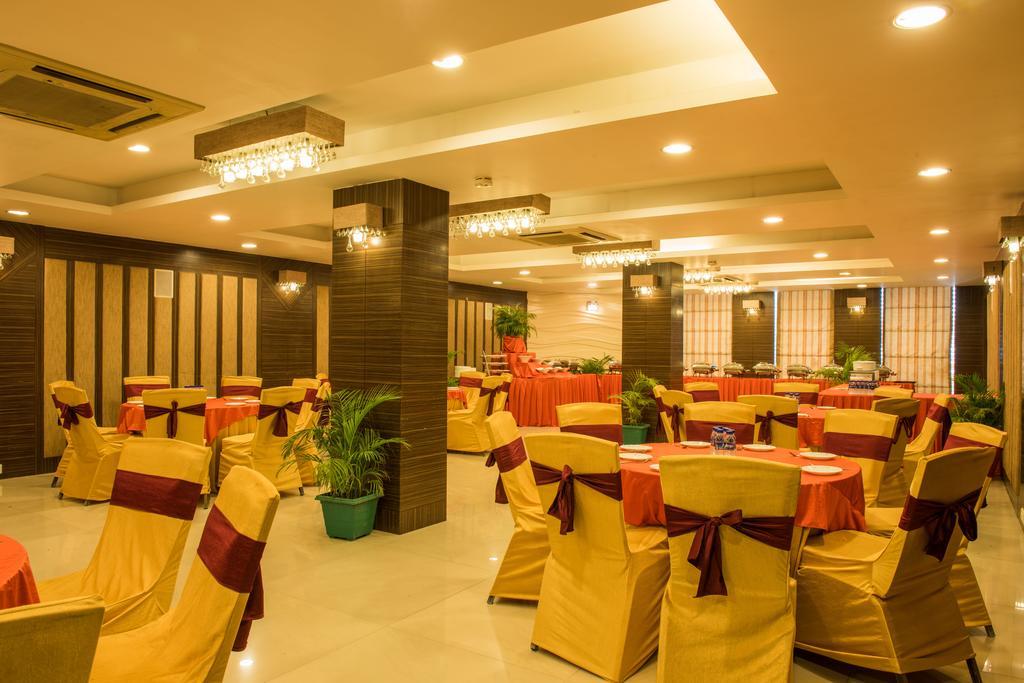 The Red Maple Mashal Indore Exterior photo