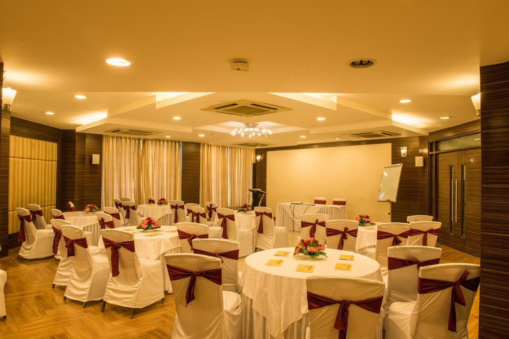 The Red Maple Mashal Indore Exterior photo