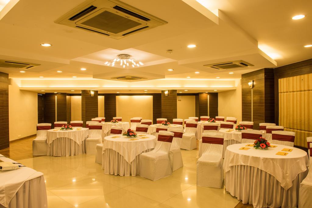 The Red Maple Mashal Indore Exterior photo